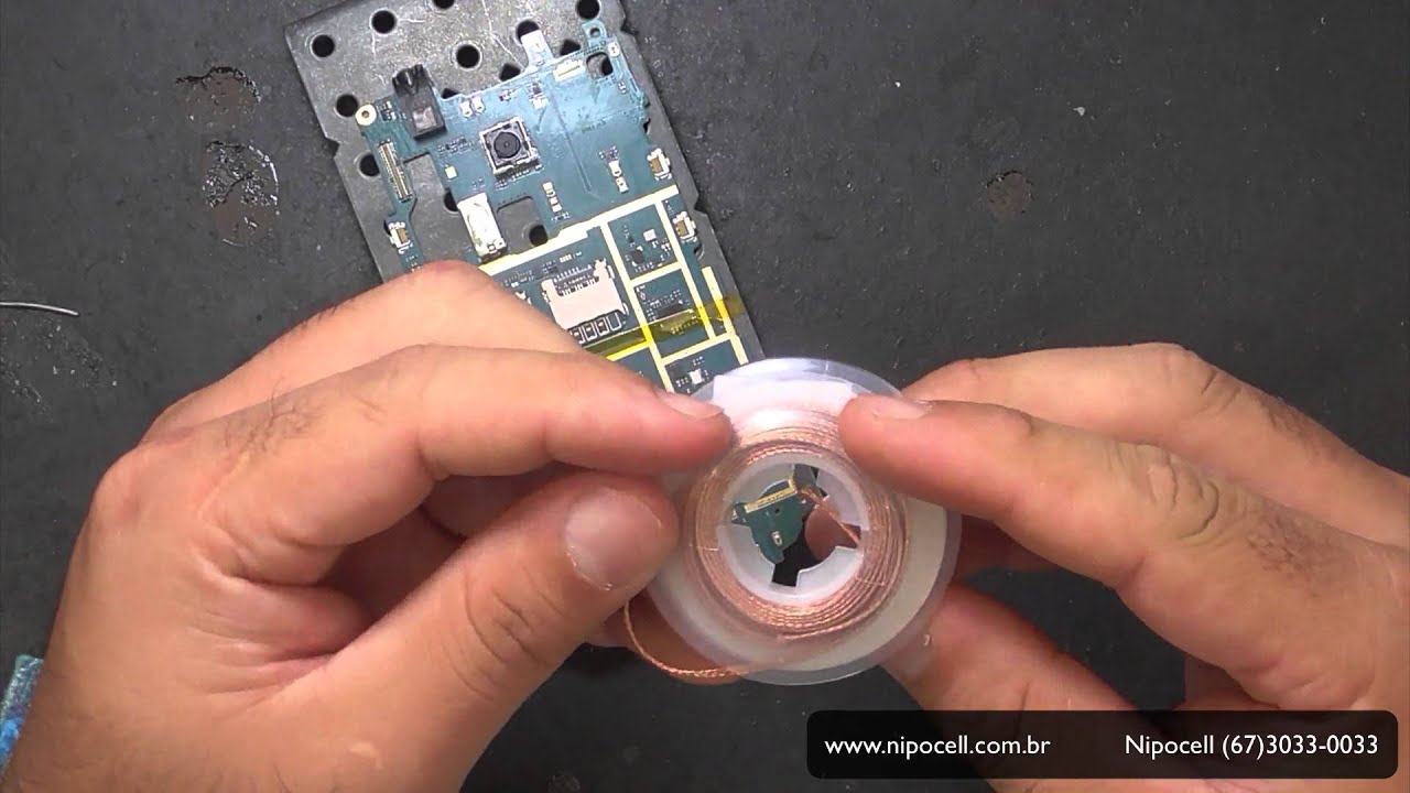 Técnica de solda SMD e THT soldando conector de carga G316