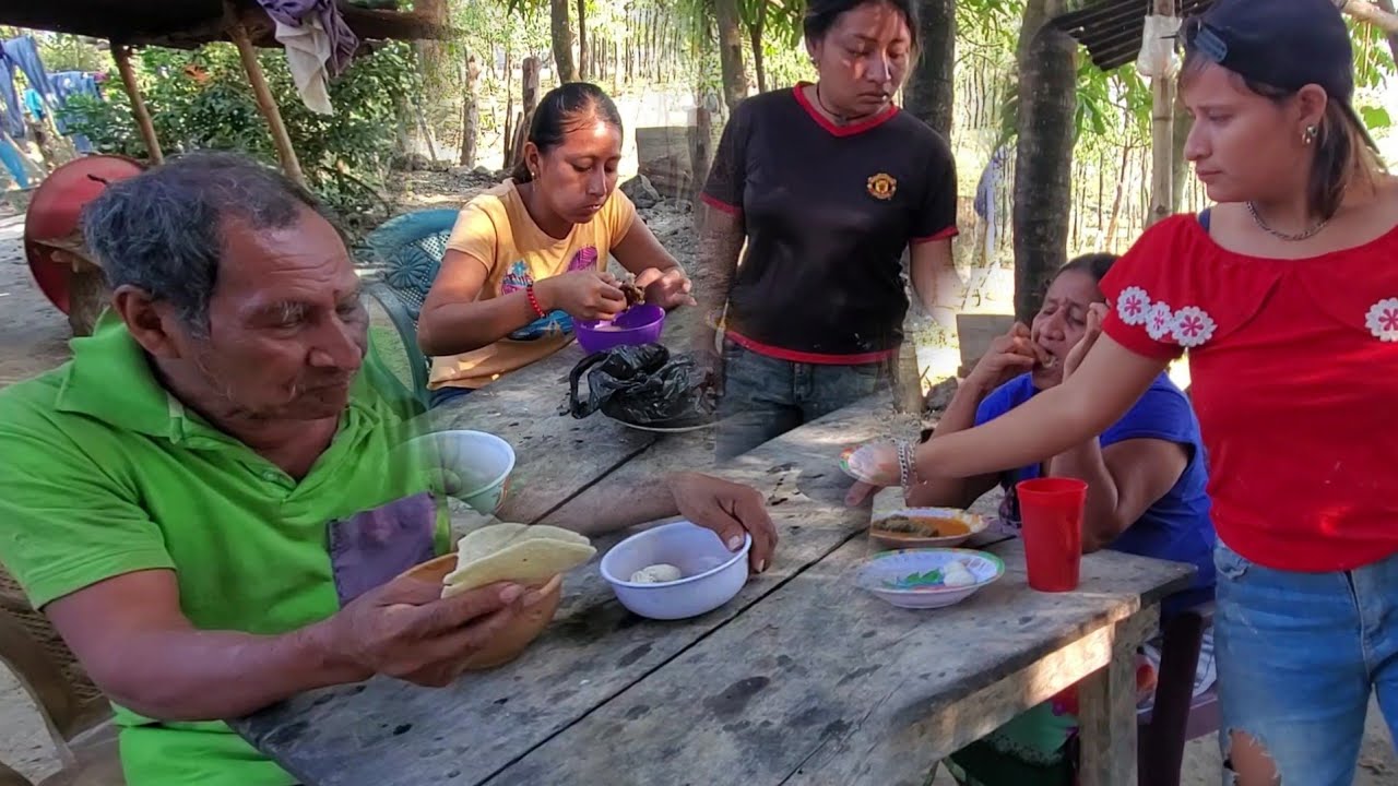 Asi disfrutamos en LA mesa un Rico desayuno Blanca empeso aservir LA comida 😋🤯