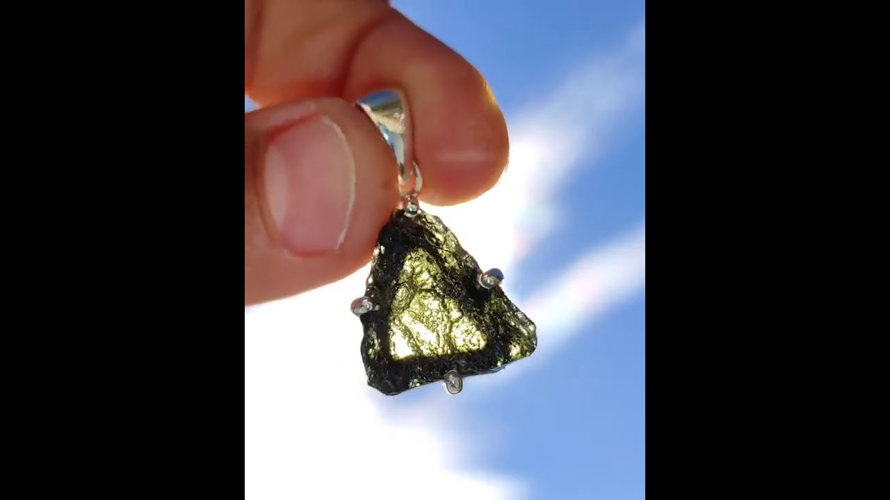 Jeu-concours Facebook Charlie's Jewels ☄️ Pendentif Moldavite naturelle à gagner