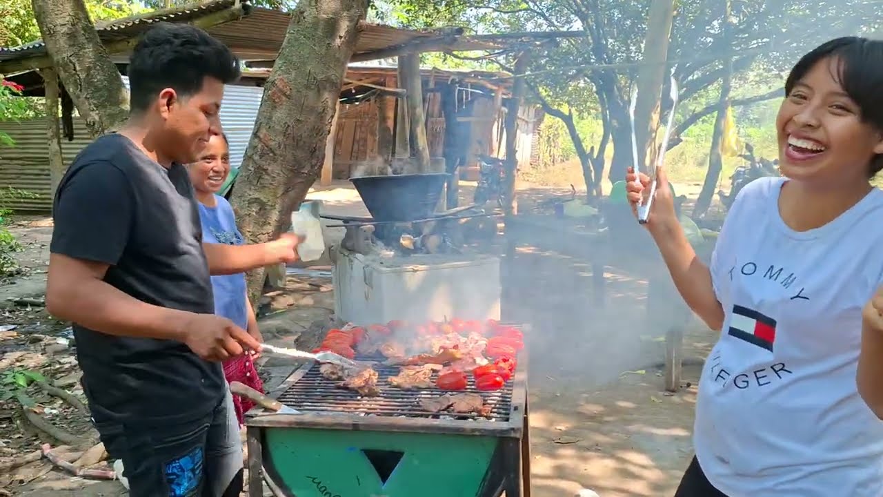 ❤️Andres Ayuda a Elenita a Preparar😋Delicioso Churraco para todos Los Invitados😊