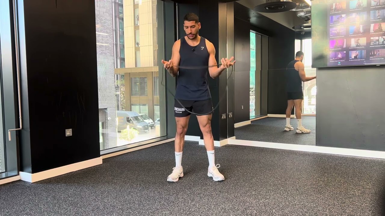 Biceps curl élastique : des bras massifs à la maison sans haltères 💪 (Tuto muscu)