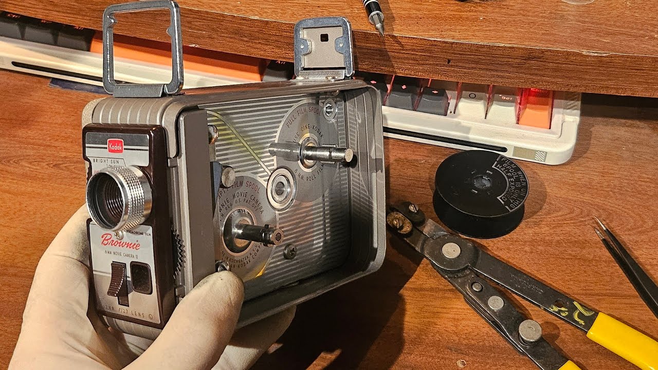 Kodak Brownie II 8mm Camera: Accessing The Main Spring