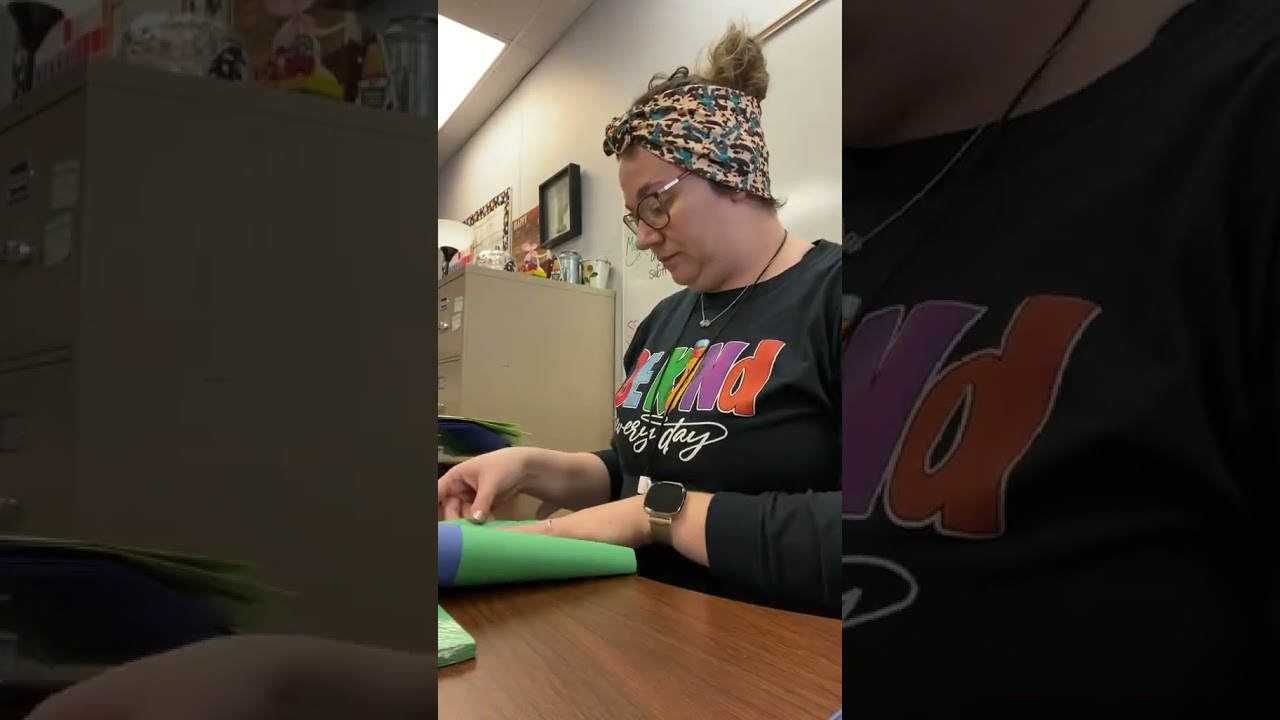 DIY 4-Pocket Folder Using Construction Paper #mom #diy #school #teacher #parenting