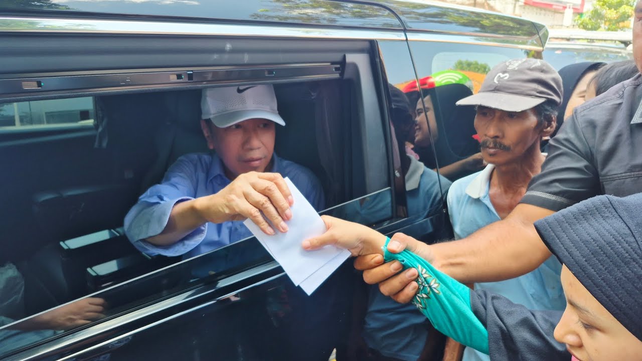 Pak Jokowi Kembali Bagi Sembako & Amplop