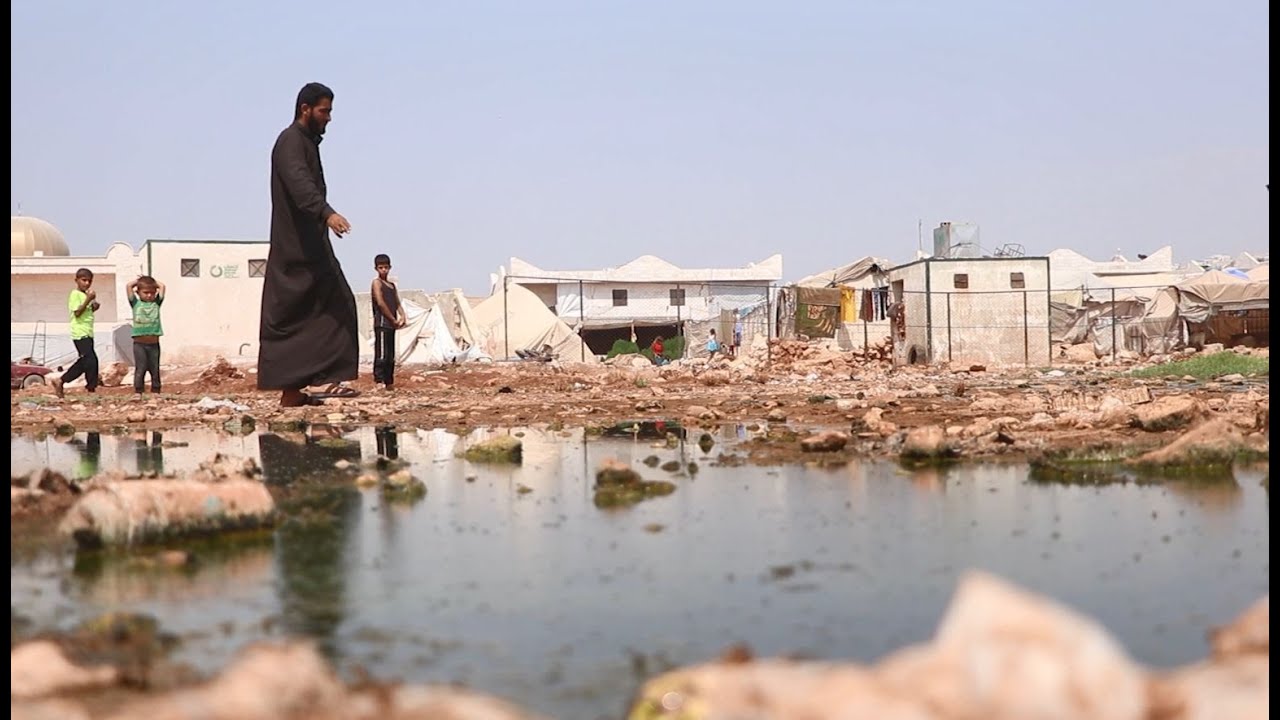 مخيم شحشبو بريف إدلب يعاني سيل الصرف الصحي
