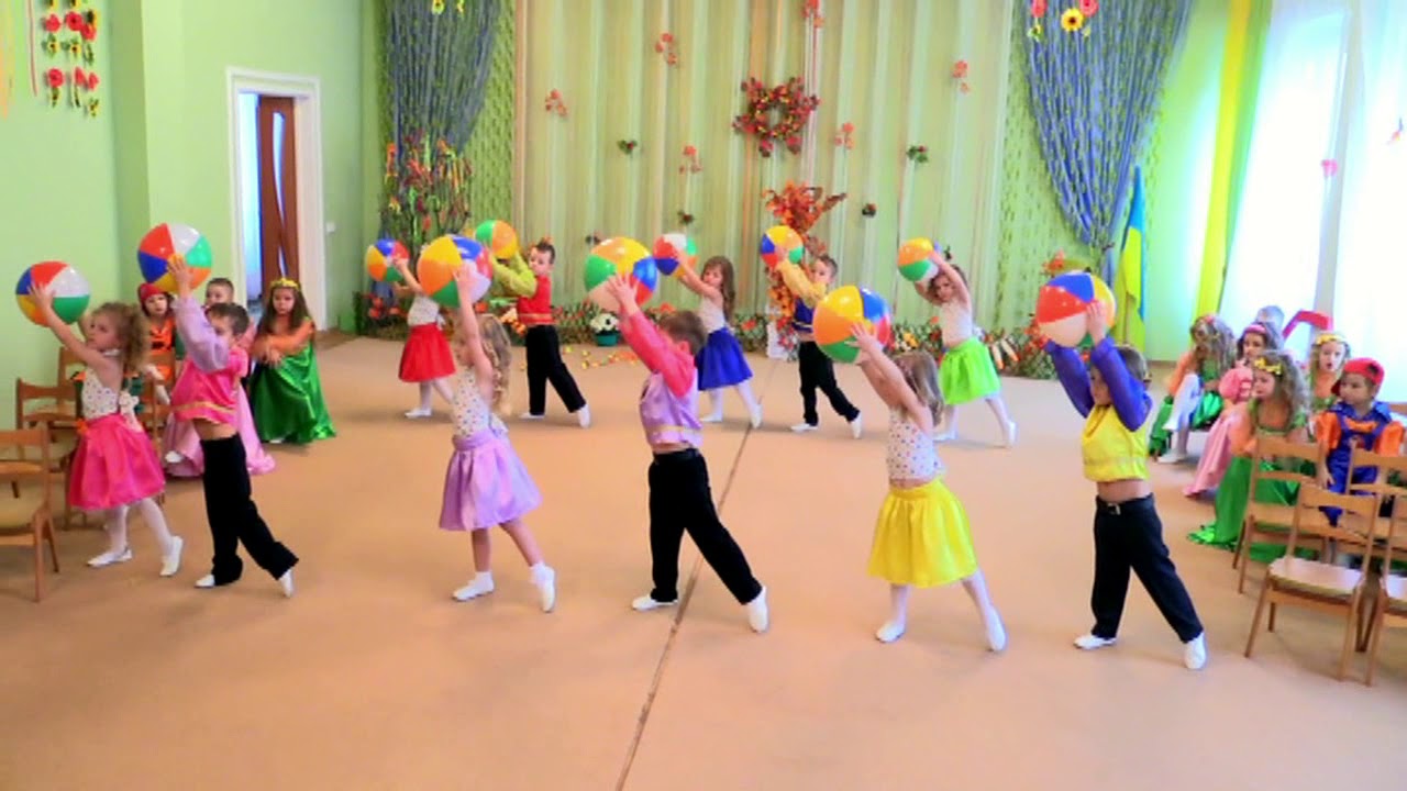 Танец  с мячами 