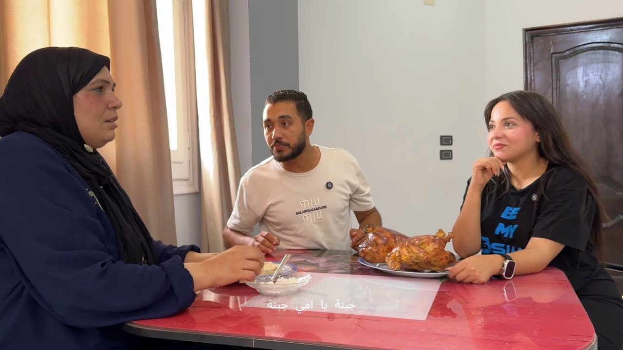 رجع من السفر لقى اخوه ومراته بياكلو فراخ وياكلو امه جبنه فانظروا ماذا فعل