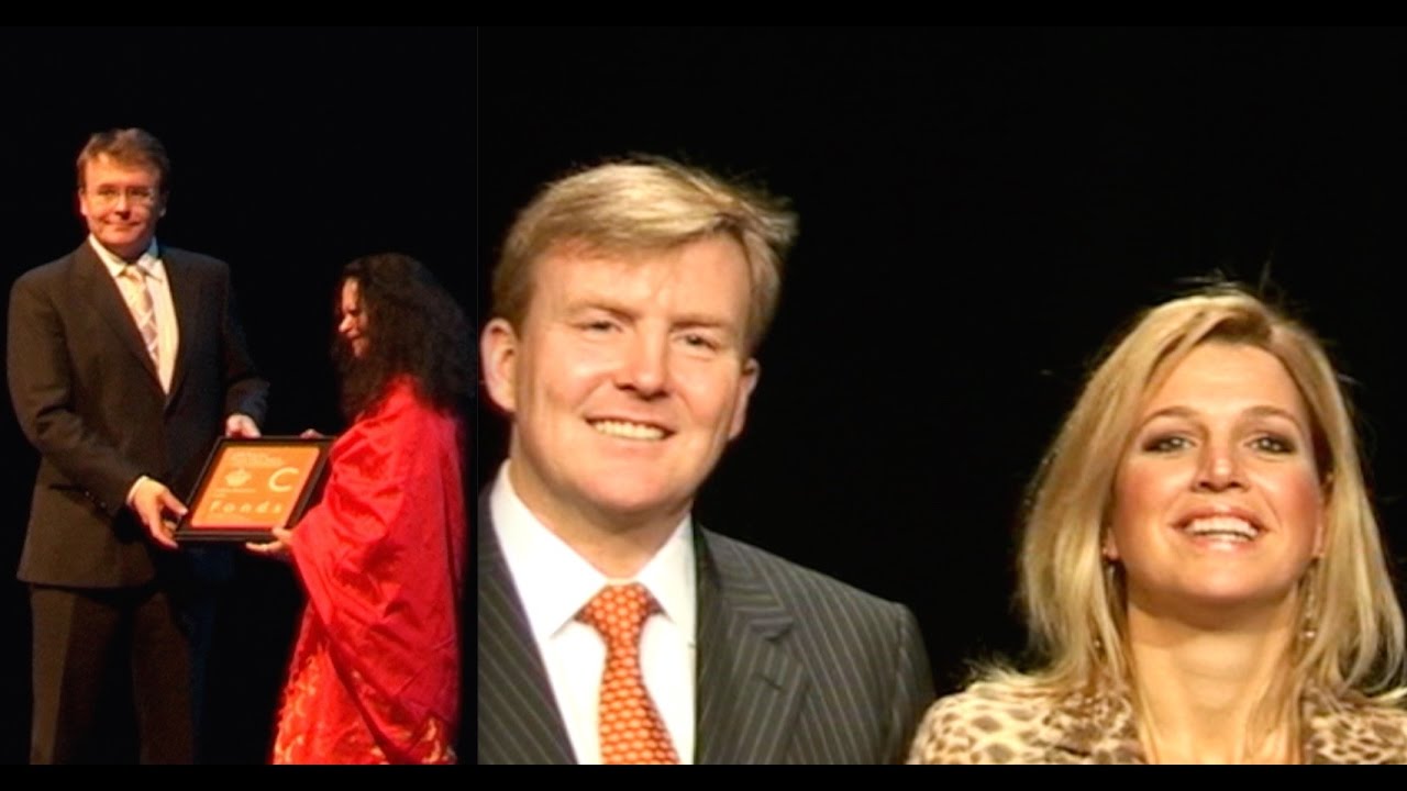 Prins Johan Friso reikt de Prins Claus prijs 2008 uit aan  Indira Goswami.