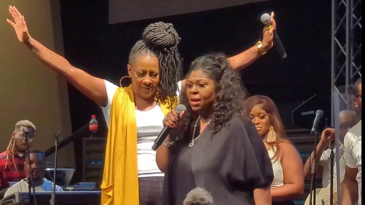 LE'ANDRIA JOHNSON PASSED THE MIC TO KIM BURRELL & SHE WENT OFF! HAD LE'ANDRIA ON THE FLOOR
