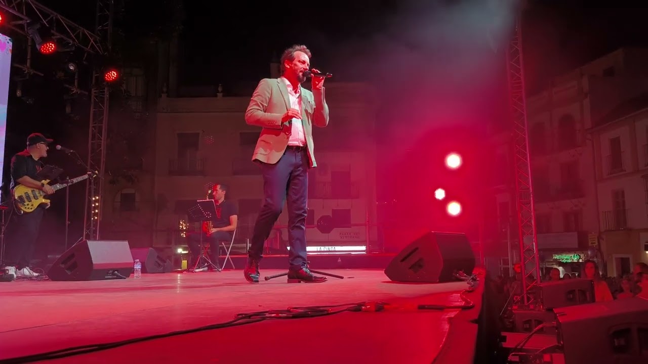 Alex Ortiz por sevillanas en la Plaza del Altozano de Sevilla...4K.