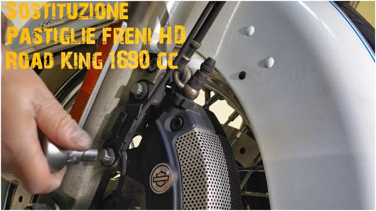 Sostituzione Pastiglie freni HD Road King 1690 cc (103 c.i.).  Brake Pads replacement HD 103 c.i.