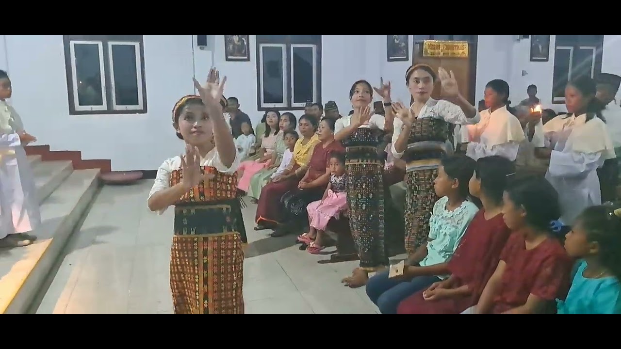 Tarian Persembahan dari Mahasiswi Unika St. Paulus Ruteng di Stasi Jaong. Paskah 2024.