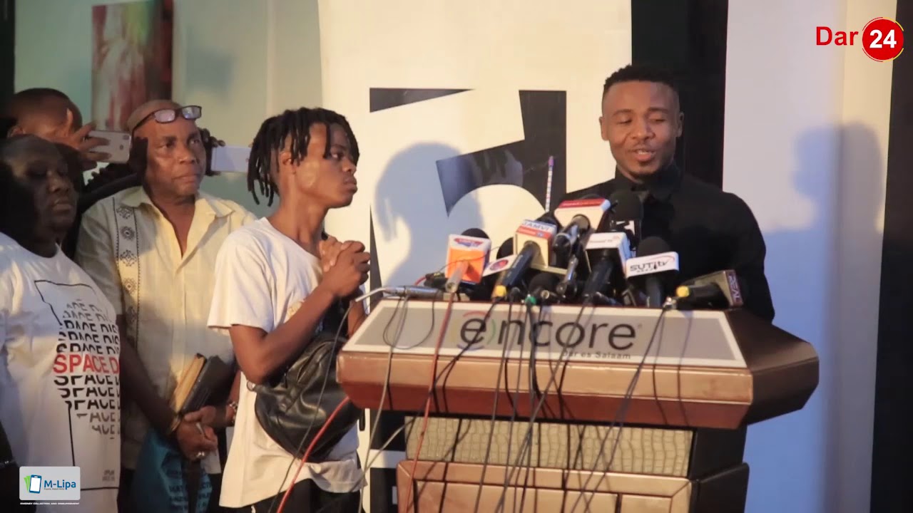 Tazama balaa  shabiki wa Diamond alivyo mvamia Ali kiba na kumpa penseli yake