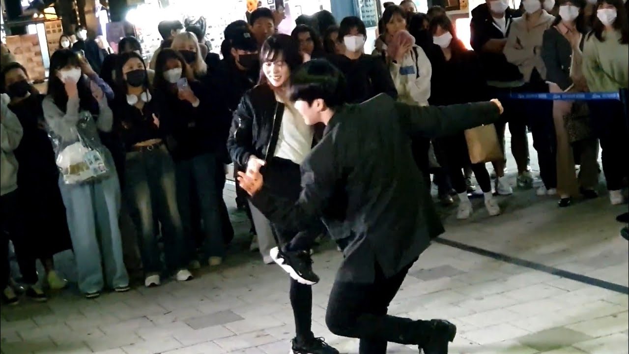 SUNDAY. YU KAGAWA, HYOJIN & CHANWOOK.  EXHILARATING FANTASTIC INTERACTIVE BUSKING. HONGDAE STREET.