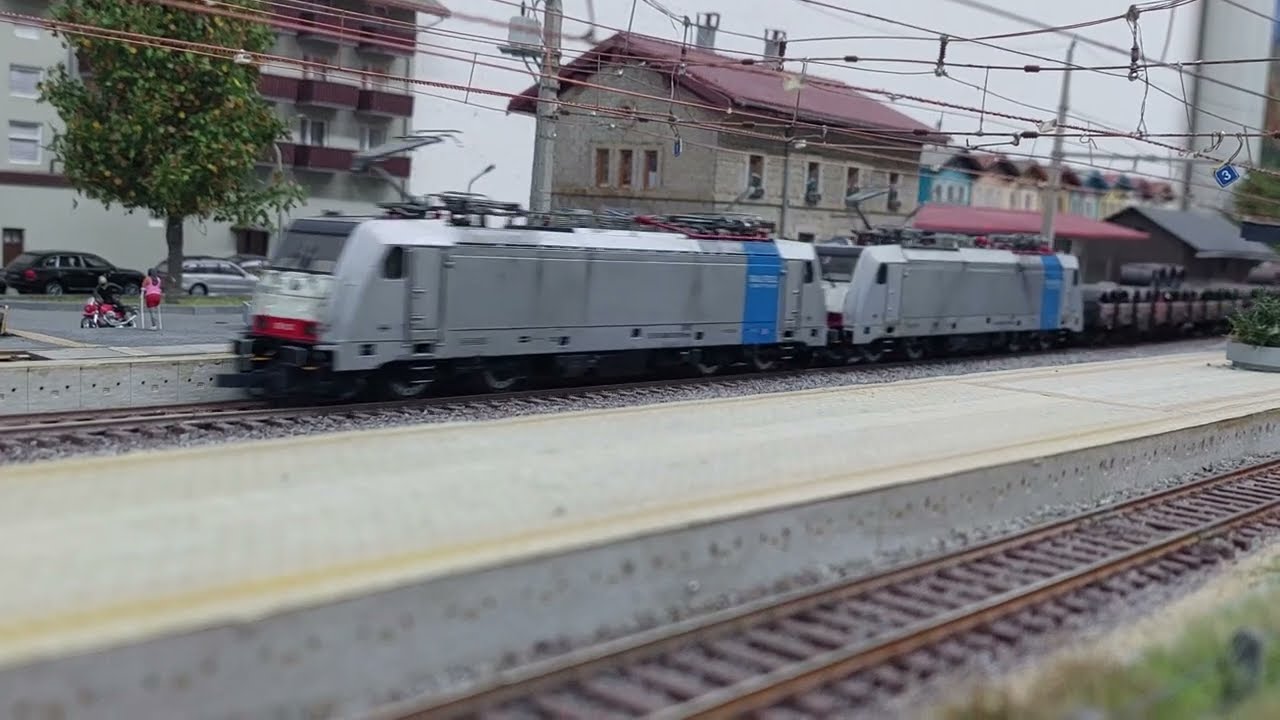 Lokomotion Stahlzug f&auml;hrt gerade durch Steinach auf der Brennerbahn  - Modellismo Ferroviario  Rail