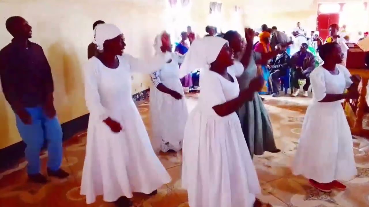 Upendo kwaya, wimbo. Inchi navyo vyote. Wakiimba kwenye ibada. KMT.JK.IBABA.