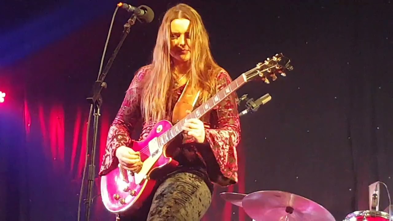 ALLY VENABLE at The Appleyard, Sittingbourne, 18-10-25 (2)