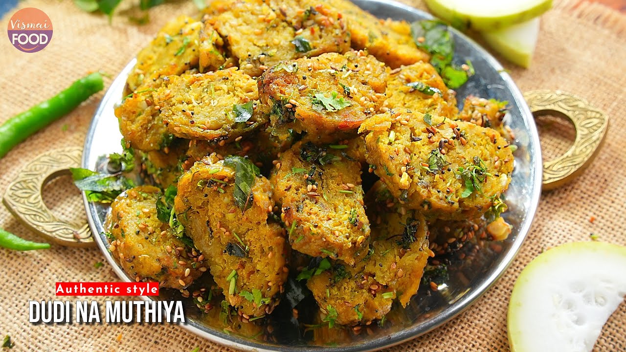 బోరింగ్ టిఫిన్స్ కి బదులు హెల్తీ గుజరాతి స్టైల్ దూది నా ముటియా ట్రై చేయండి | Dudhi Na Muthiya Recipe