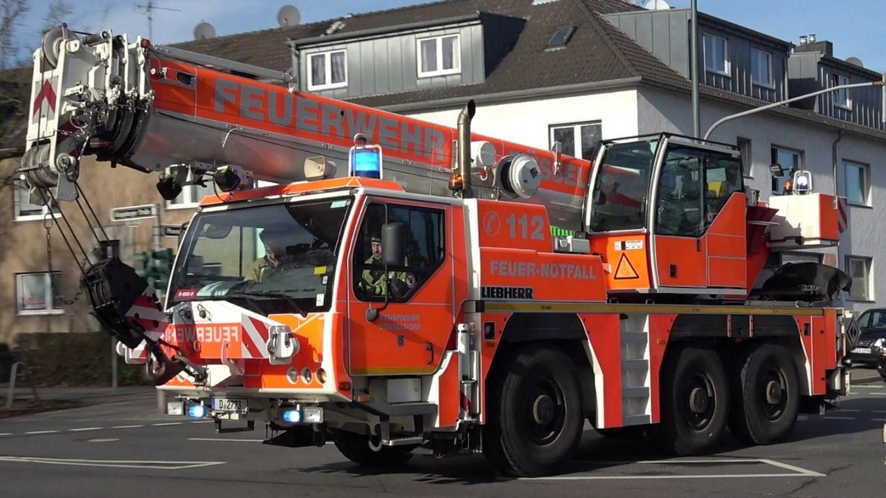 [RÜSTZUG, SONDERFAHRZEUGE und MEHR!] - Feuerwehr DÜSSELDORF | EINSATZFAHRTEN Feuerwache 10