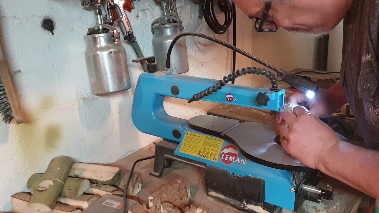 Comment réaliser un village dans une bûche avec une scie à chantourner.