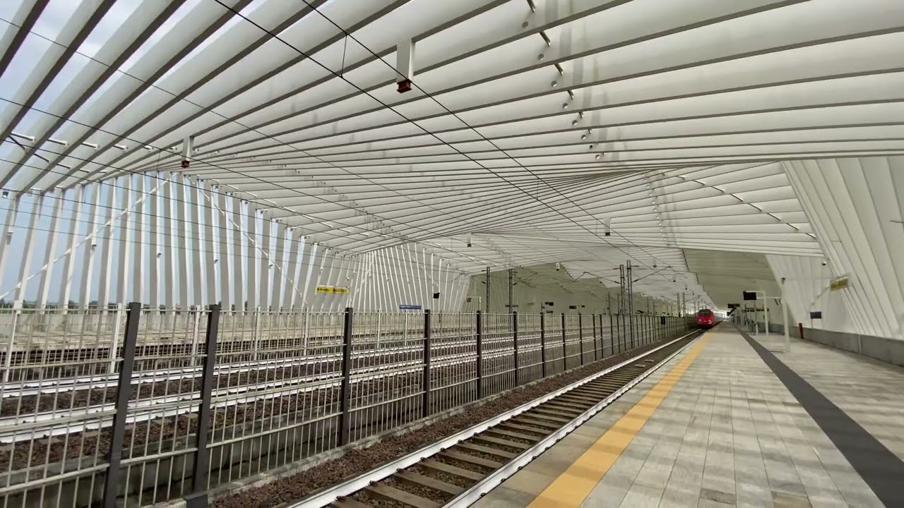 ETR 500 Frecciarossa passing station at 300 km/h!