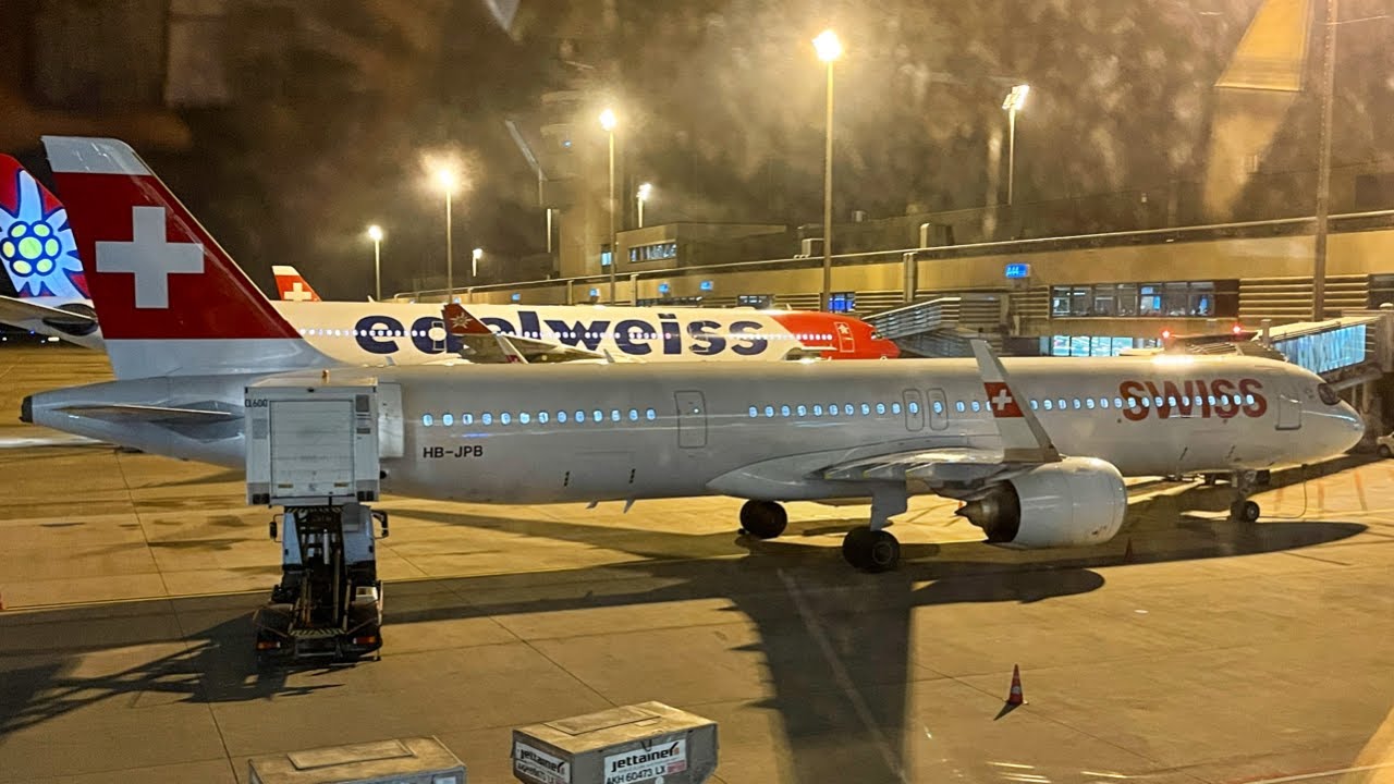 *Very fast pushback* SWISS A321-271NEO very early morning takeoff from Zurich airport runway 32 !