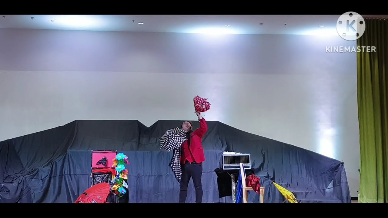 PART1 OF THE MAGIC SHOW AT MY FAMILY DAY IN MY SCHOOL 