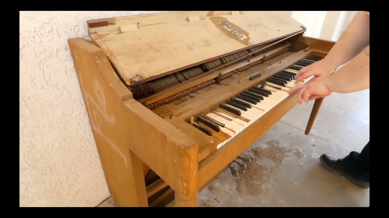 Exploring abandoned buildings in Amboy, the ghost town!