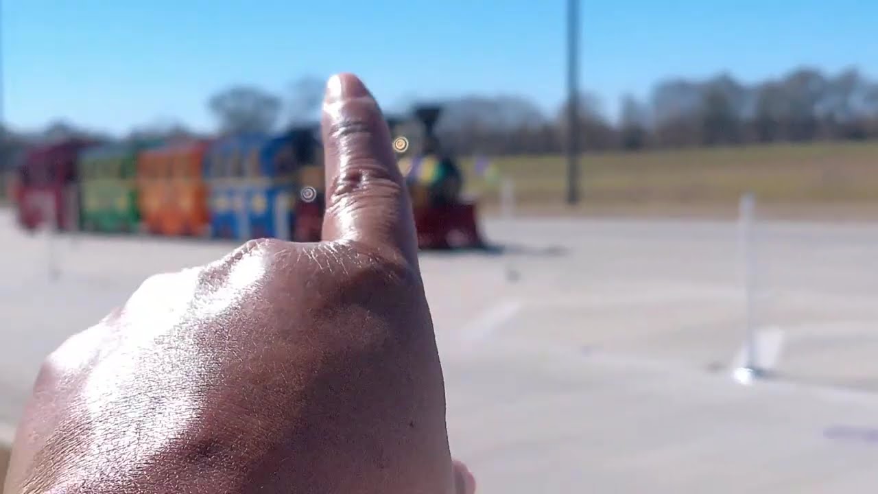 I DON'T OWN RIGHTS TO MUSIC IN THIS VIDEO !! Mardi Gras parade in Scott, LA n eating at Applebee's