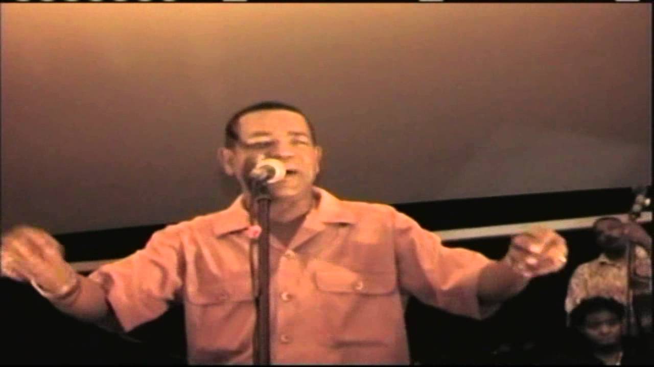 UN AMOR UN CARIÑO Dennis Cicilia Arnel i Orkesta