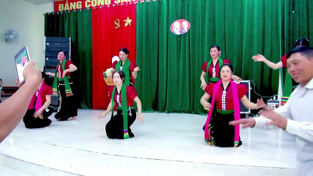 Múa mừng thân mật cháu Trung hợi tại nhà văn hoá bản phày xã Ngọc Chiến 