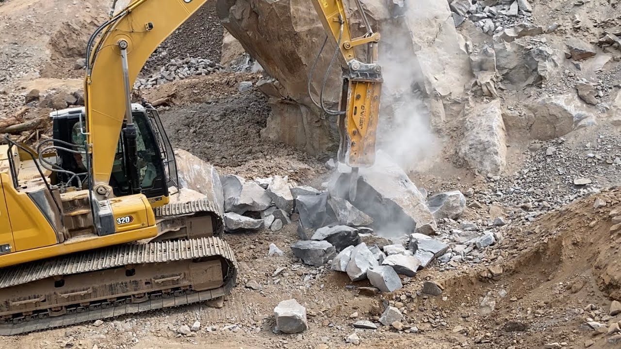 Produksi batu buat beli tiket coldplay #bigmachine #excavator