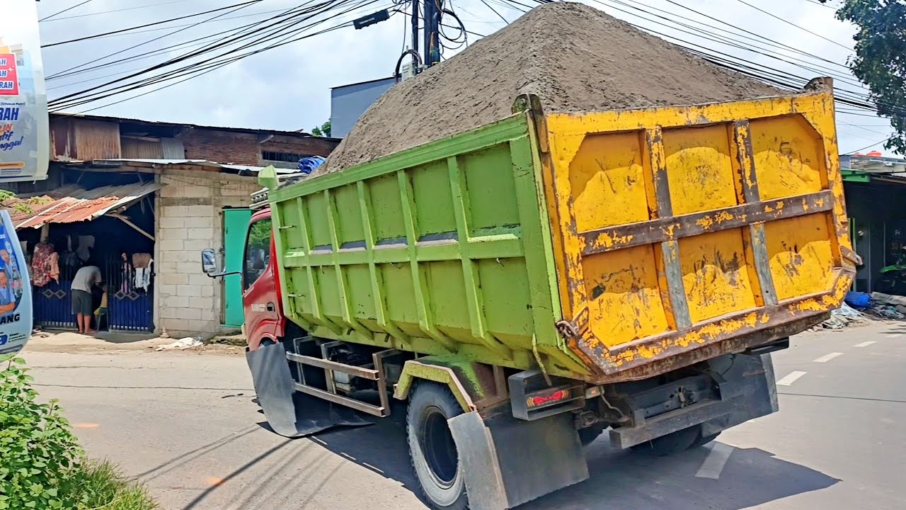 TRUK JOMPLANG. Mobil Truk Pengangkut Pasir Saring Bongkar Muatan Full Menggunung PENAMPUNGAN KOSONG