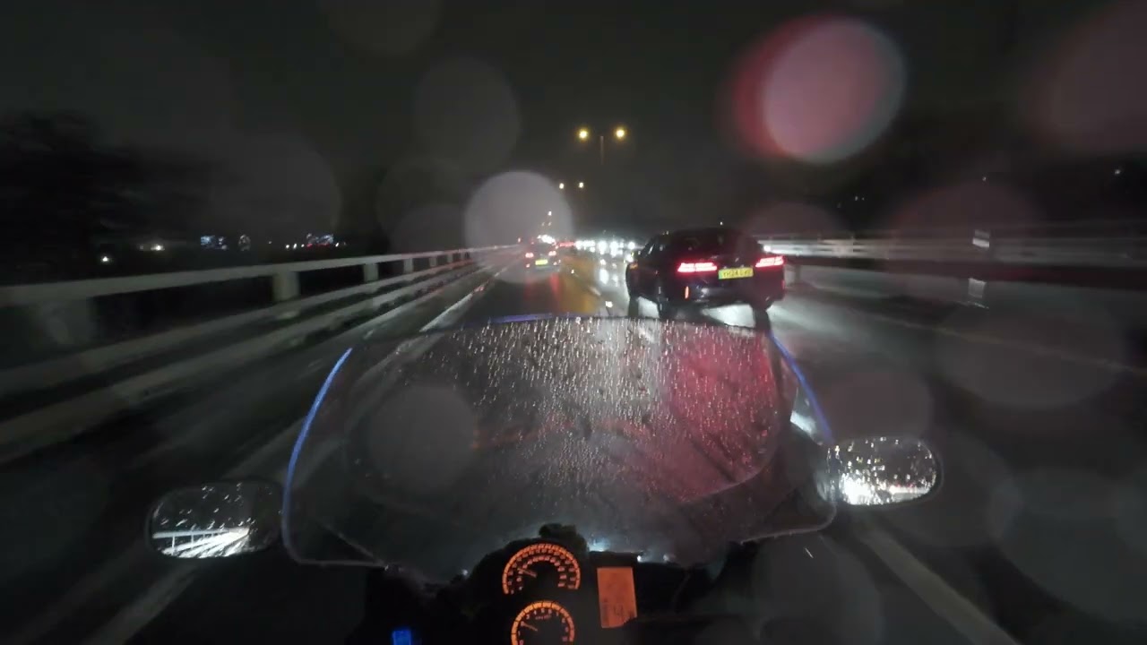 FILTERING HAMMER-SMITH ROAD IN THE RAIN. #BMW F800GT