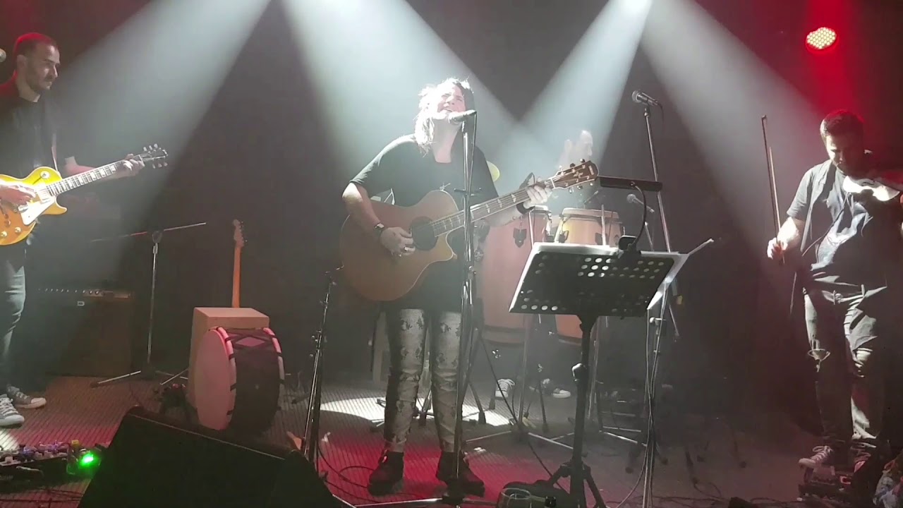 Billie Isak Live Holywood Stage Athens