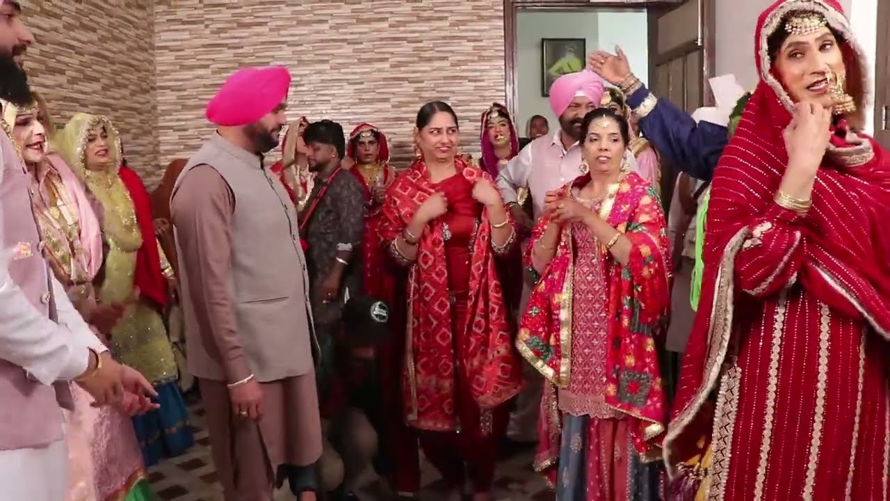 DAADI NAKHRO AEN JHAAKE JIWE CHAMCHRIK DE DELE