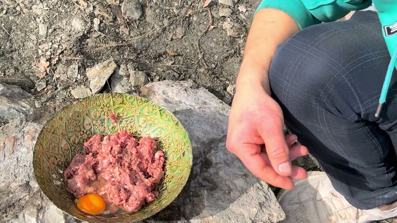 Doğada huzur dolu bir g&uuml;n taş &uuml;st&uuml;nde k&ouml;fte
