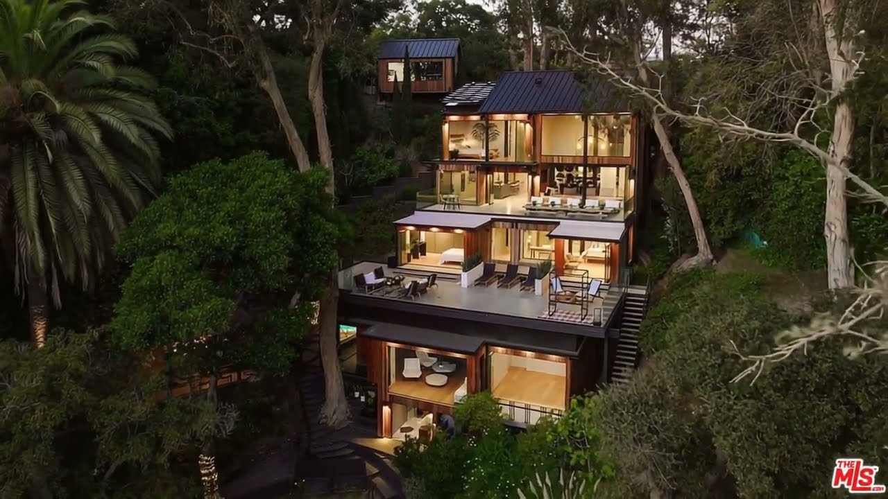 California Retreat: Tour This Floating Glass Pool and Vineyard Paradise