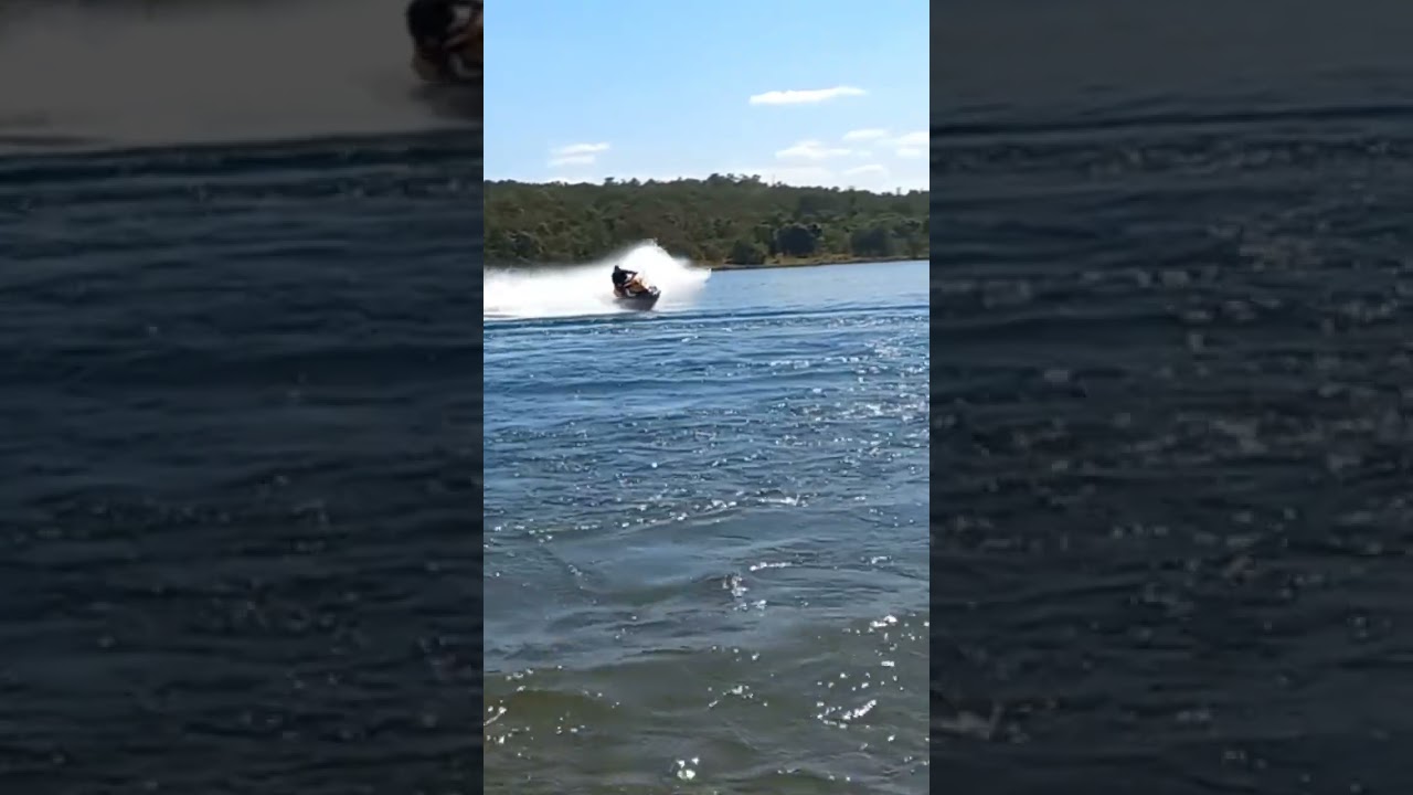 manobras de jet-ski. lago Corumb&aacute; IV