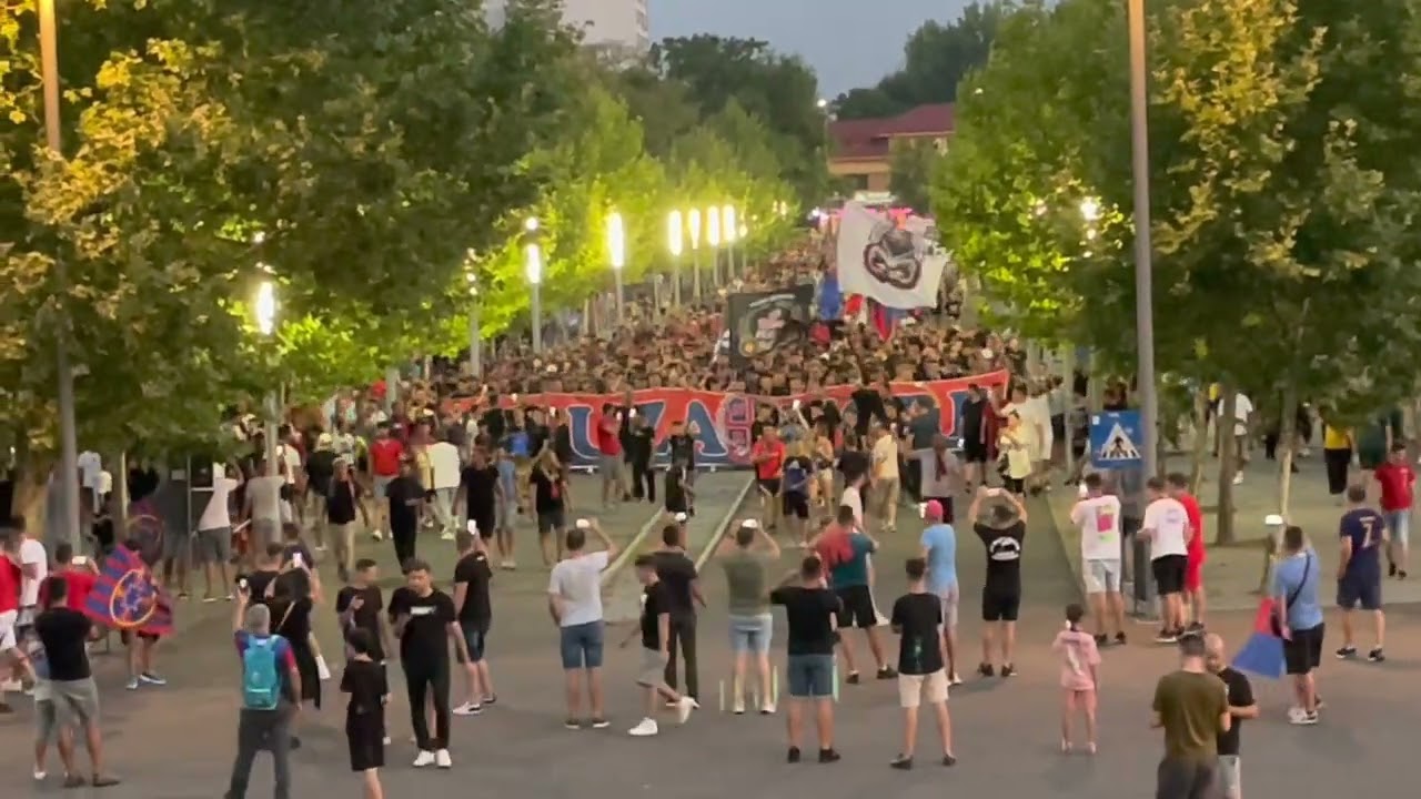 PELUZA NORD, CORTEO LA ARENA NATIONALA INAINTE DE FCSB - VIKING. PESTE 30.000 DE OAMENI LA STADION