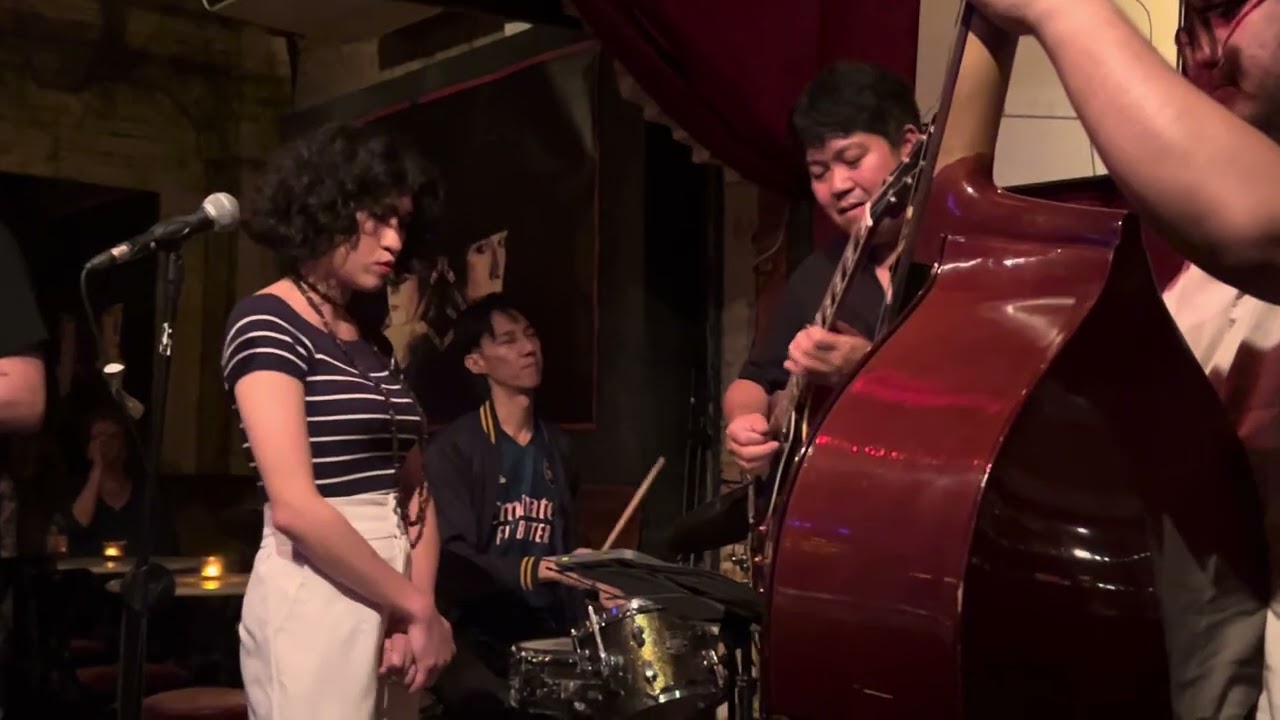 Ain’t misbehaven by Ms Asta’s New Orléans band at the Small Jazz club in Bangkok