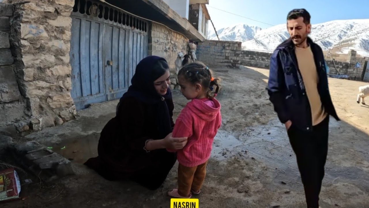 Little Ainaz, Qasim's daughter, comes to Nasrin.