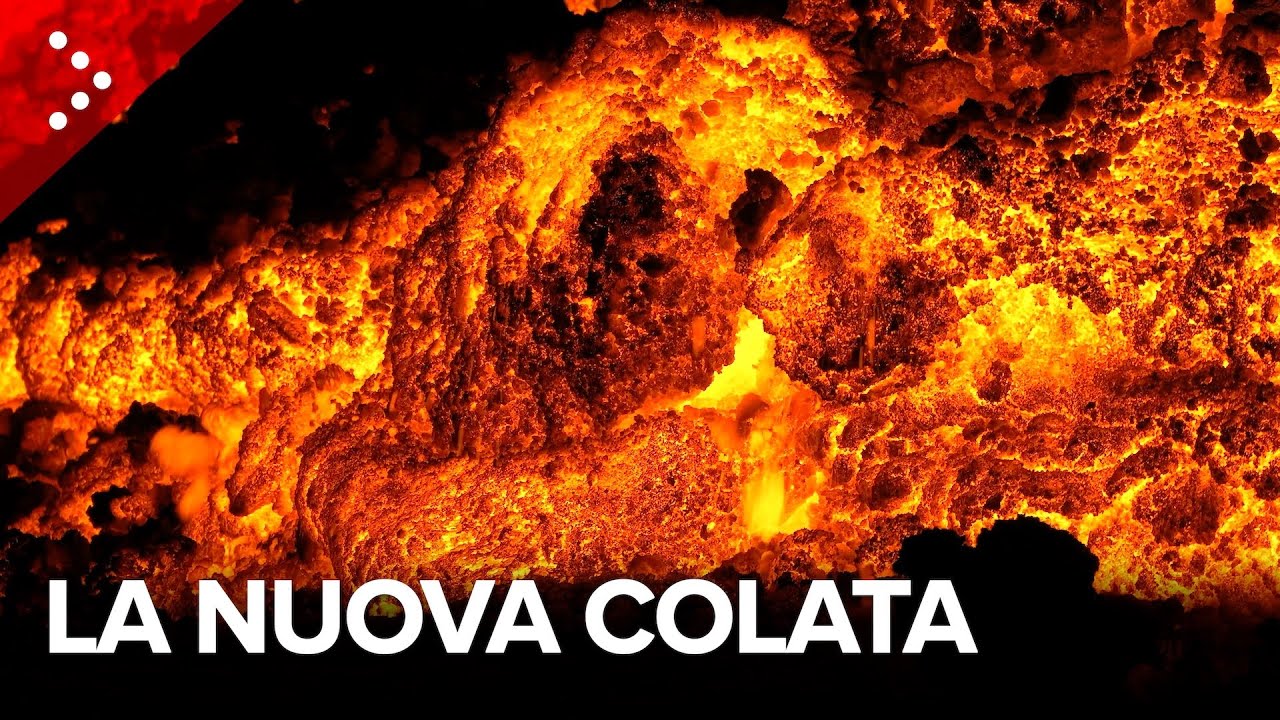Etna, la nuova colata: le immagini girate nella notte a pochi passi dal fronte lavico