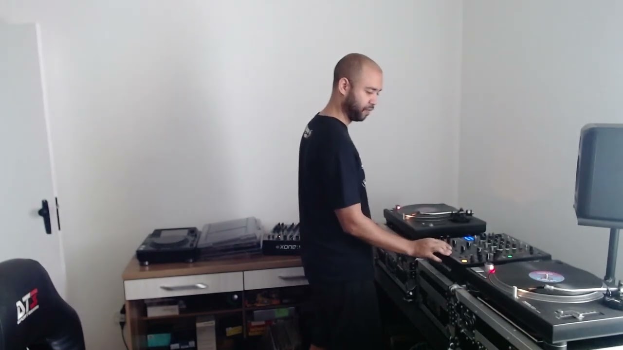 Pioneer DJM 850K x Allen & Heath Xone 92 vinyl / mixer comparsion
