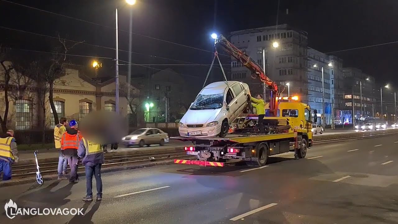 Villamospályára borult egy személyautó Budapest IX. kerületében
