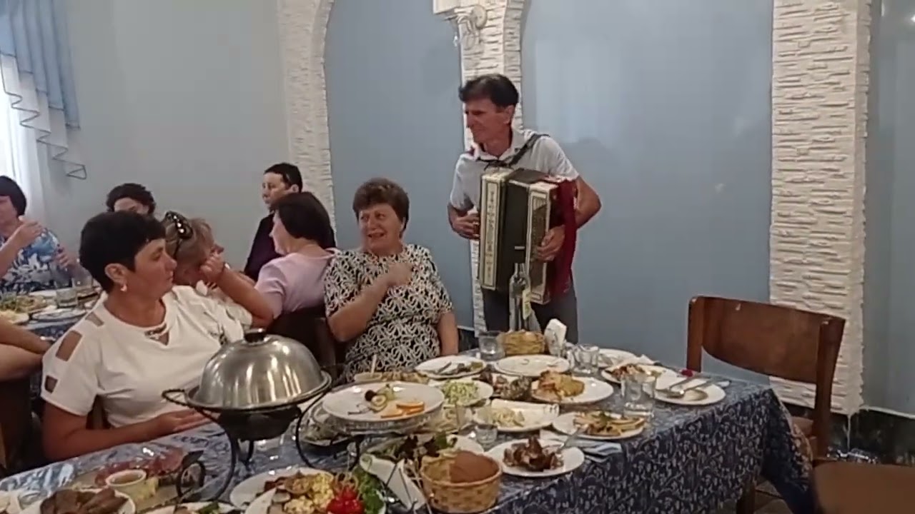 ***ЛЬОН ГОЙДАЄТЬСЯ, КУЧЕРЯВИТЬСЯ***