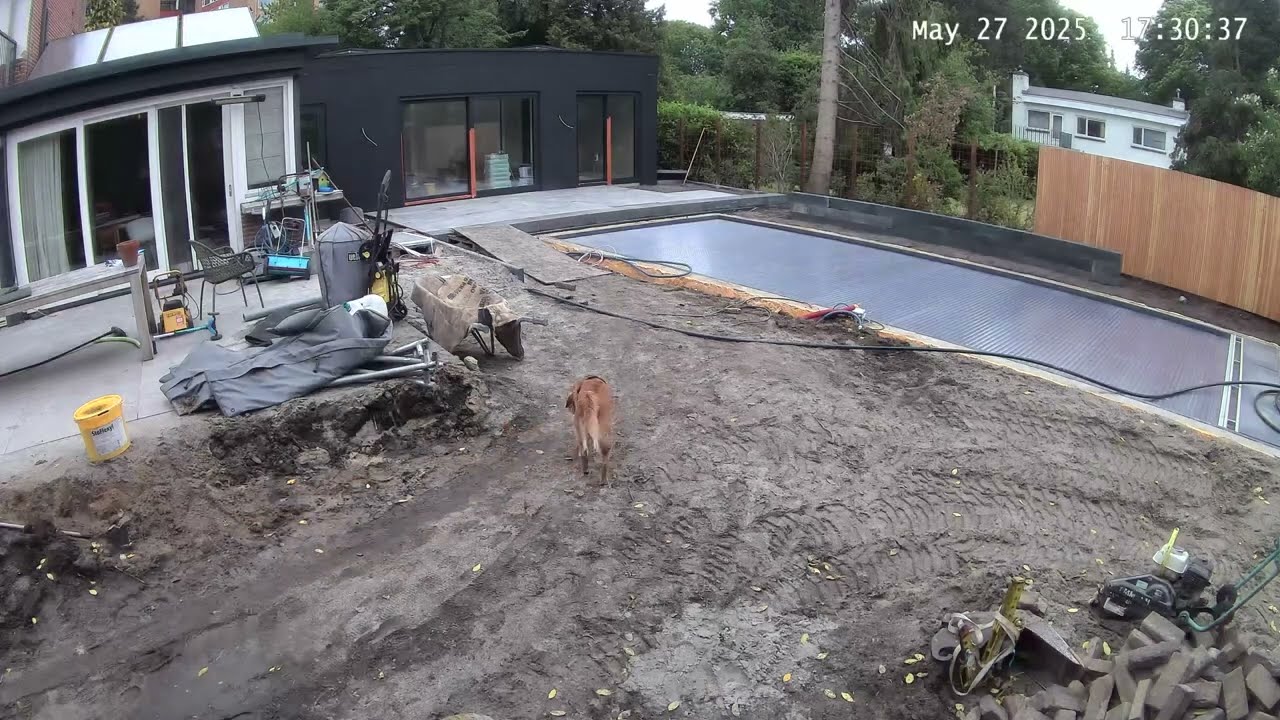 Bouwkundig zwembad in tuin aanbouw - Timelapse