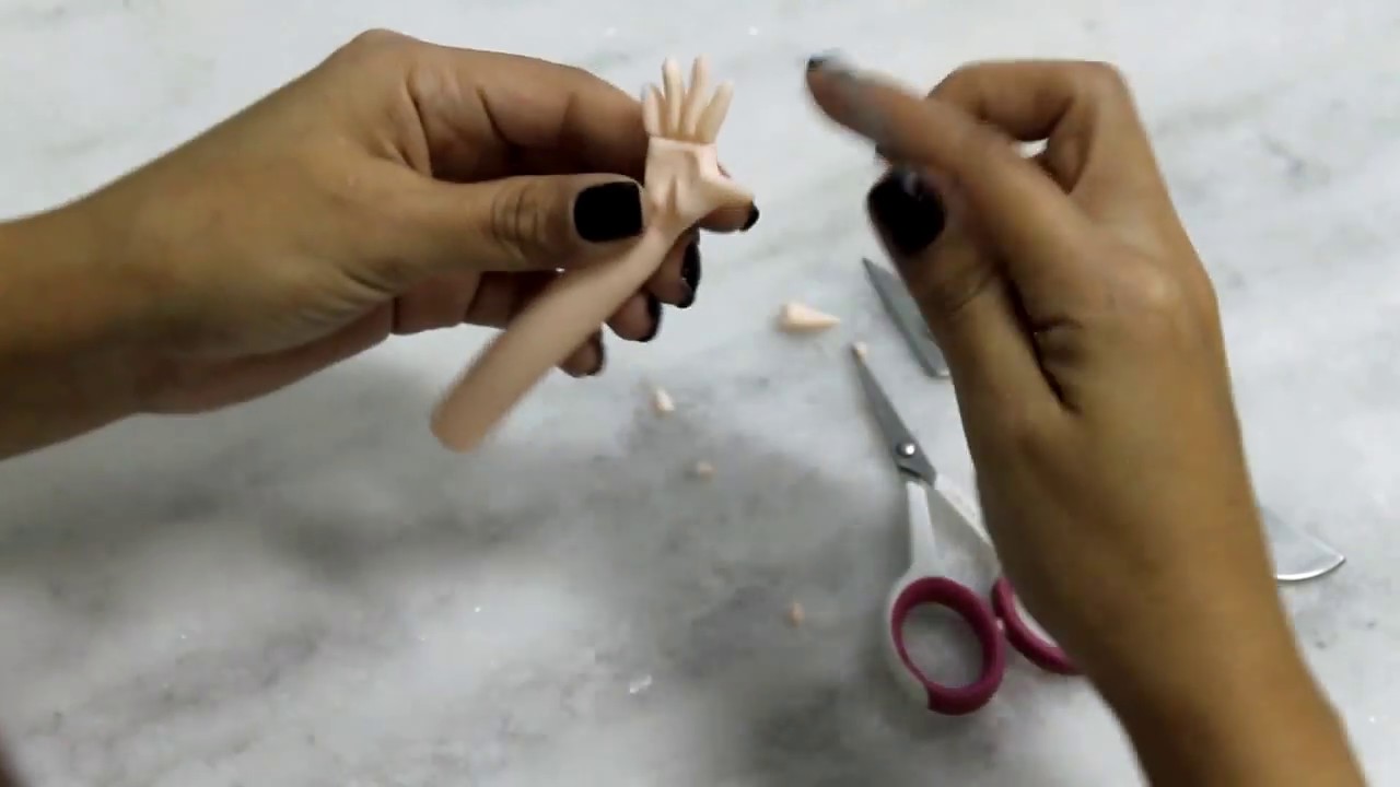 Modelagem de Bracinho de biscuit - By Alessandra Caldeira
