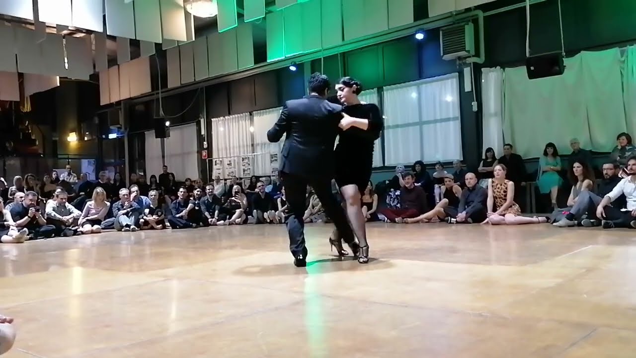 Ariadna Naveira y Fernando Sanchez interpretano il vals 
