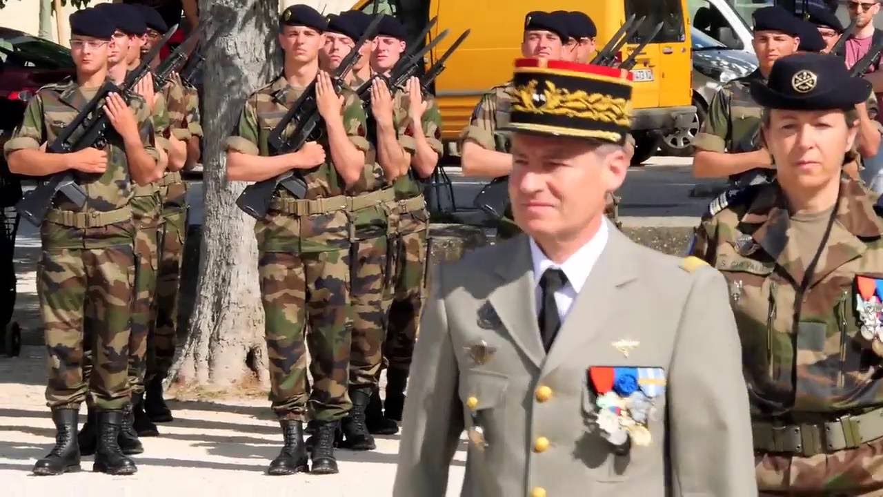 C&eacute;r&eacute;monie militaire Uz&egrave;s